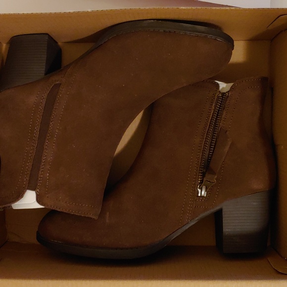 Skechers chocolate brown bootie size 8 med never worn, new in box pkg - Picture 3 of 6